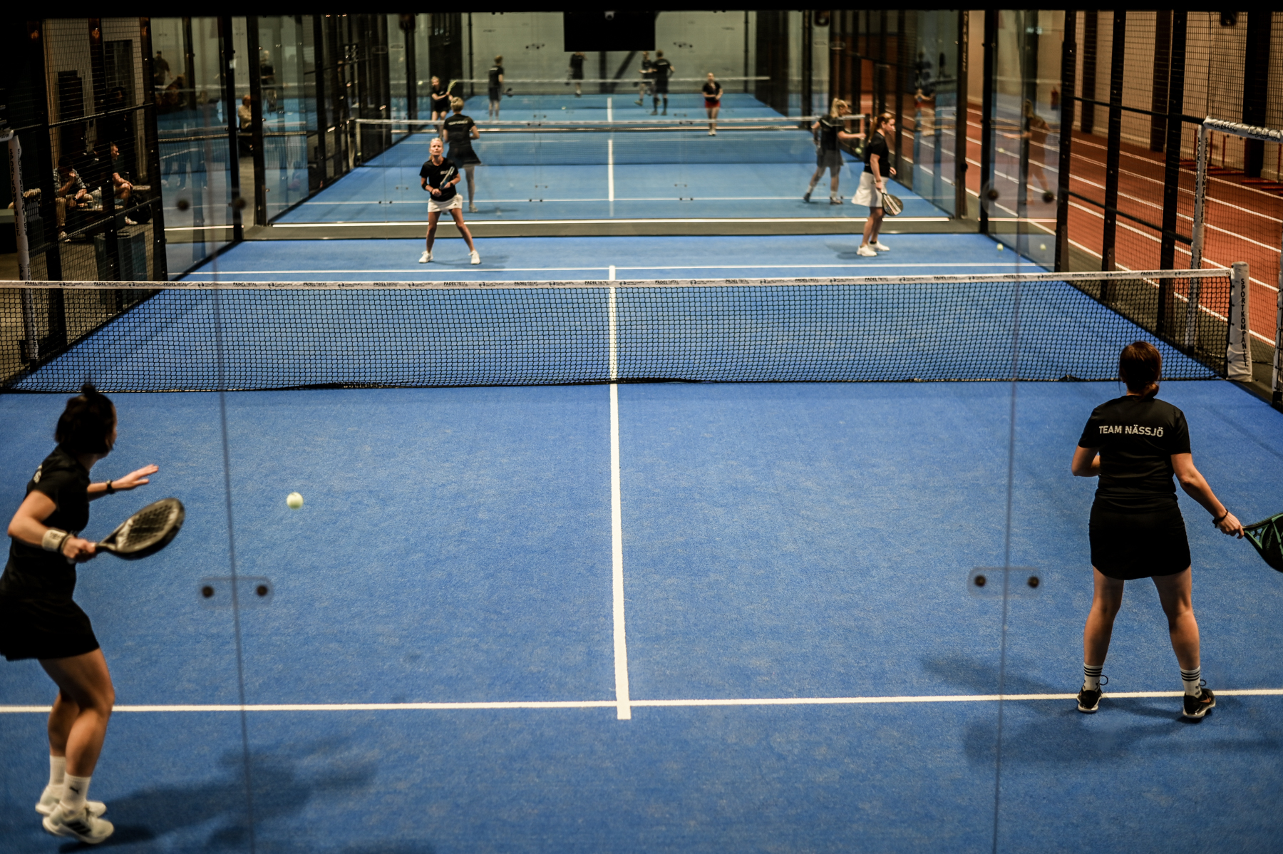 Padelspel på Sportkompaniets blå banor
